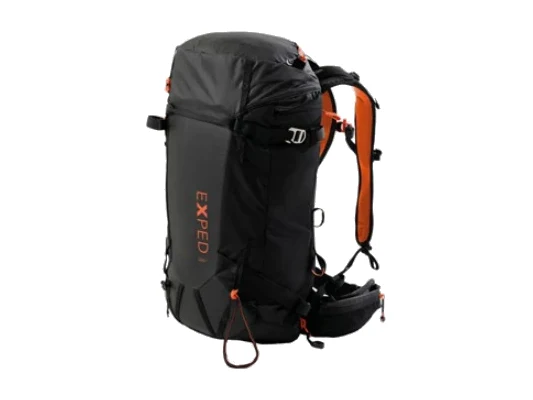 Exped Couloir 30 Rucksack in Blau mit Skiern befestigt – Produktbild