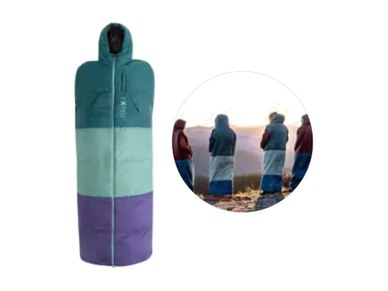 Exped Dreamwalker Schlafsack als Decke oder Mantel verwendet – Produktbild Camping