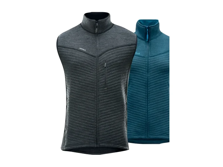 Devold Tinden Spacer Vest, eine graue, leichte Merinowolle-Weste, isolierend und atmungsaktiv, für Skitouren. Produktbild.