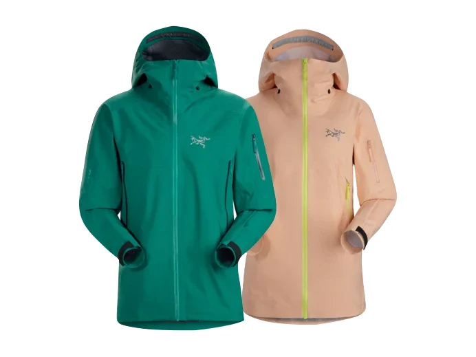 Arc'teryx Sentinel AR und Sabre AR Skitourenjacken in Blau und Grau – Produktbild