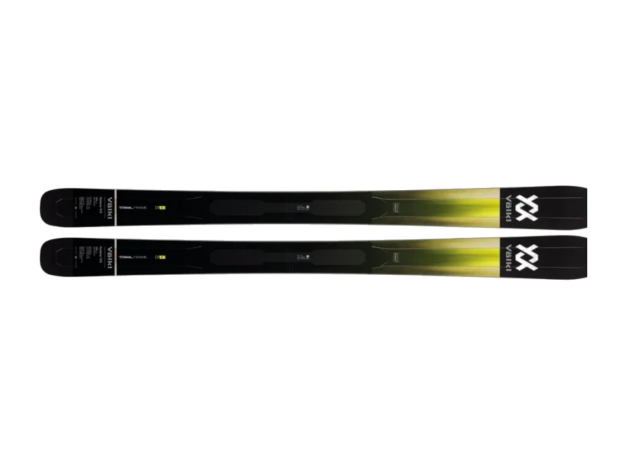 Völkl Katana 108 Freeride Ski mit Titanal Frame in Schwarz und Orange auf Schnee – Produktbild