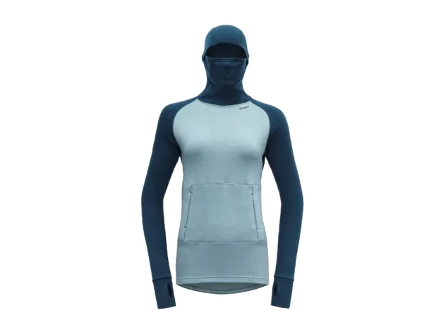 Devold Expedition Arctic Hoodie in Dunkelblau, liegend mit Kapuze und Kängurutasche – Produktbild