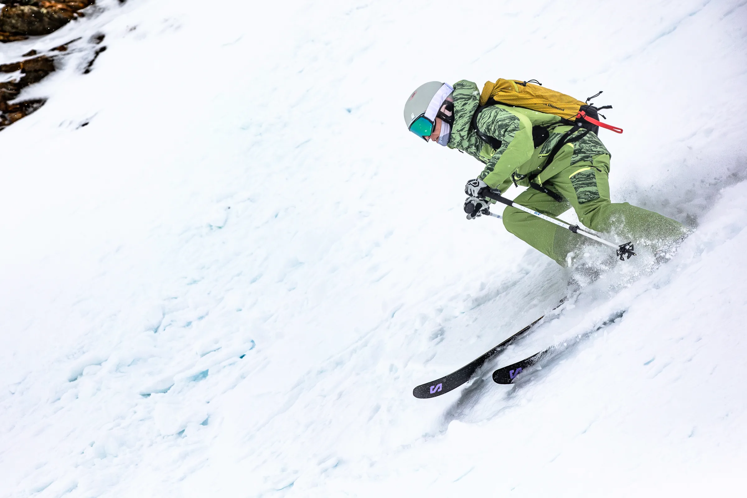 Martina Wengenmeir beugt sich bei der Abfahrt weit nach vorn; ihre schwarzen Ski gleiten durch den Schnee, der um ihre Beine spritzt.
